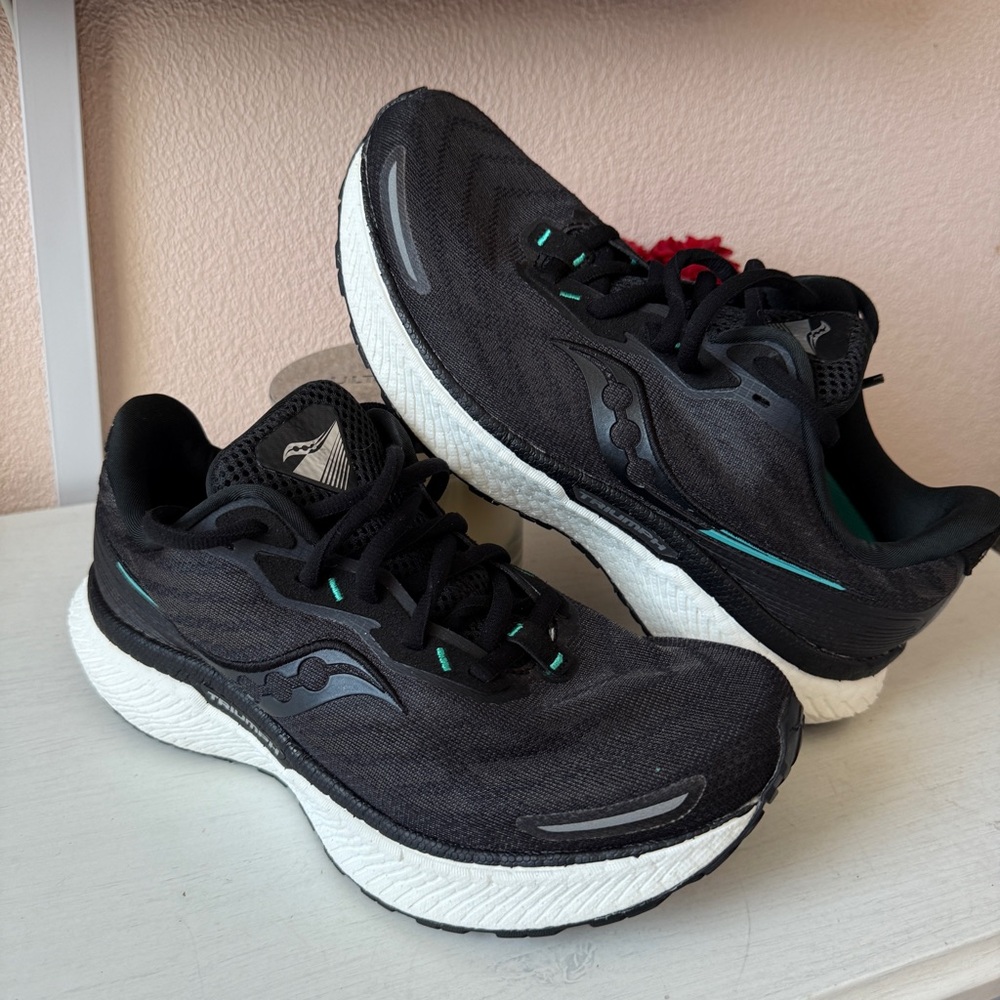 Saucony Women's Triumph 19 Running Shoe Black/White Size 7.5 US Sneakers